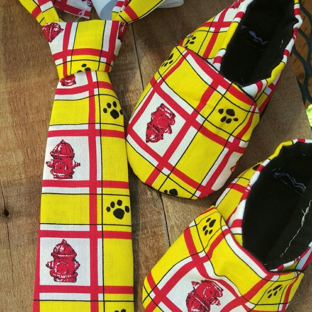 Infant necktie with matching crib shoes